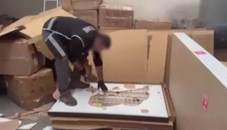 Kayseri polisi masaları açınca şoke oldu: Binlerce kaçak sigara gizlemişler!