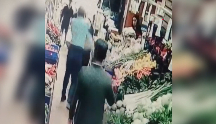 Maganda kadını tek yumrukla yere serdi