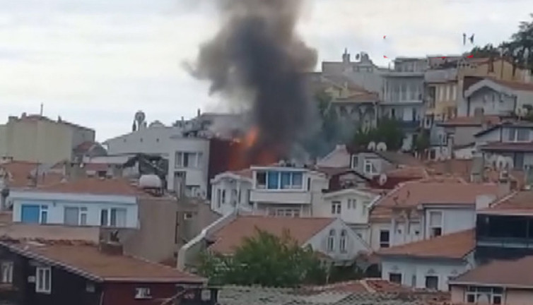 Sosyete semtinde 4 katlı ahşap bina yandı! Dumanlar Asya Yakası’ndan da görüldü