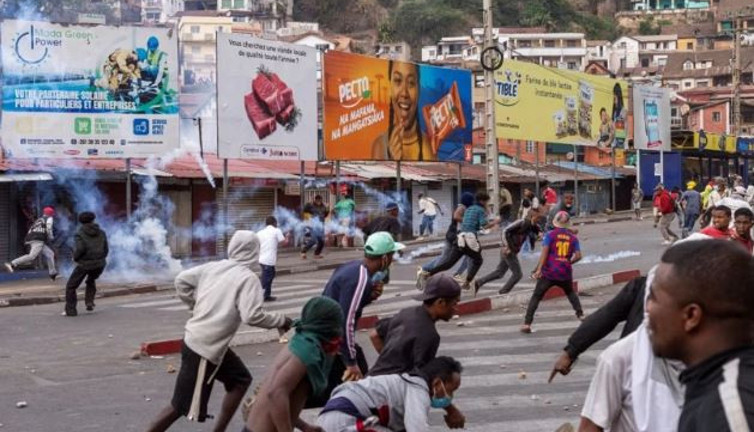 Savaş alanına dönen sokaklarda 22 kişi öldü