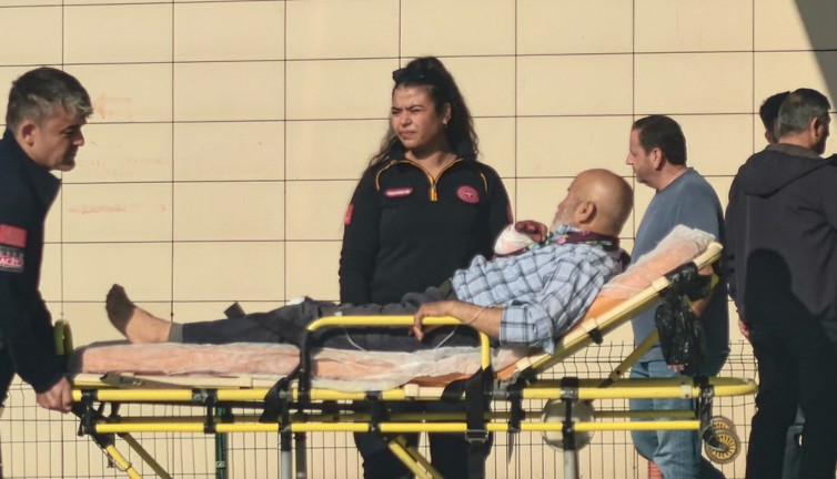 Ahşap yerine kendini kesti