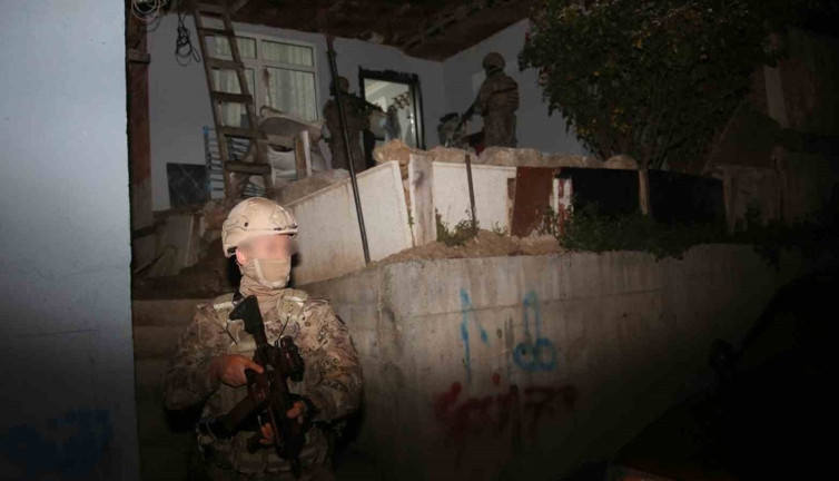 Uyuşturucu tacirlerine şok! Kocaeli’de dev şafak operasyonu: 124 gözaltı, kilolarca uyuşturucu