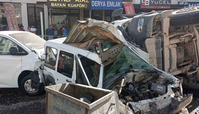 Kamyon ortalığı savaş alanına çevirdi! 15 aracı biçti geçti: Yaralılar var