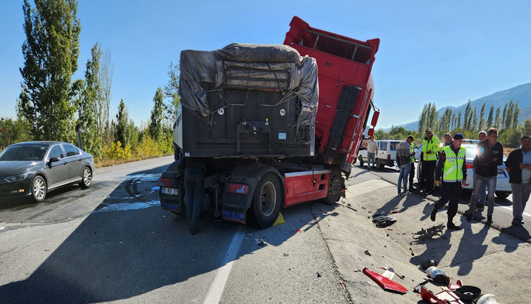 Afyonkarahisar’da korkunç kaza: İki TIR kafa kafaya çarpıştı: Yaralılar var