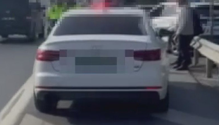 Emniyet şeridinde polis durdurdu! Plaka sahte ve çakar çıktı