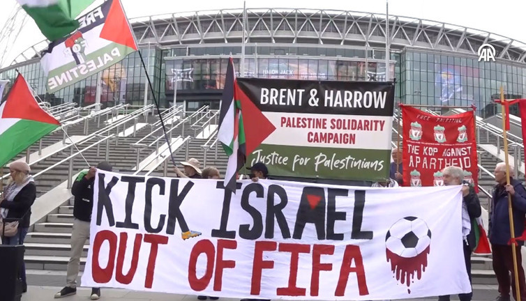 İngiliz taraftarlar, FIFA ve UEFA'ya seslendi: İsrail'i men edin, bu vahşete katlanamıyoruz