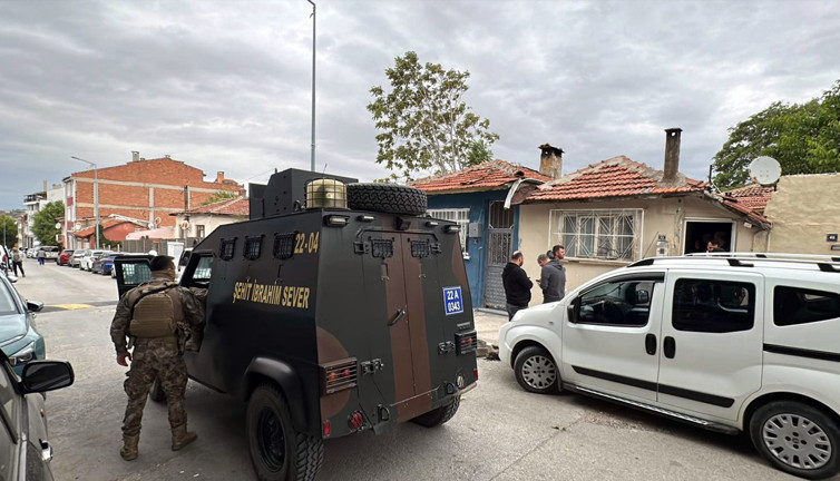 Edirne’de tek katlı evde kaçış hazırlığı! FETÖ üyeleri, insan kaçakçıları ile birlikte yakalandı