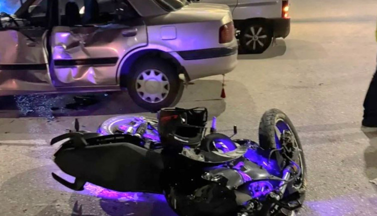 Emet’te motosiklet otomobile çarptı: 2 yaralı