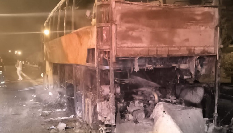 Adana'da seyir halindeki yolcu otobüsü cayır cayır yandı