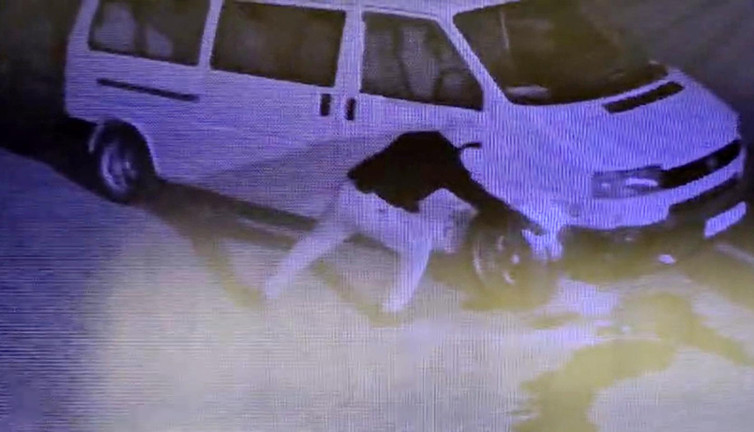 Isparta’da kan donduran olay! Evin önündeki bütün araçları kundakladı