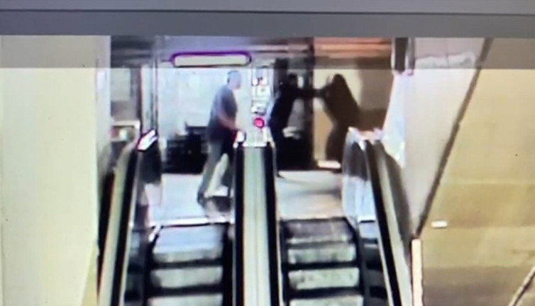 Taksim'in göbeğinde bıçaklı dehşet! Para vermedi diye yoldan geçen adamı öldürdü