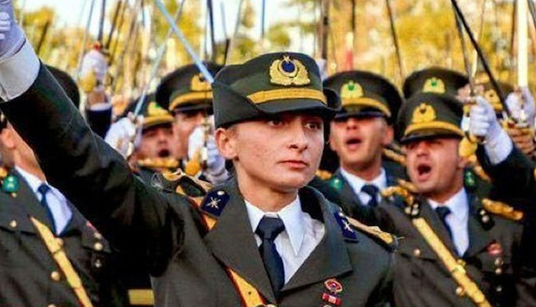 Teğmen Ebru Eroğlu'na nefret kustular! Okulu birincilikle bitirmişti...