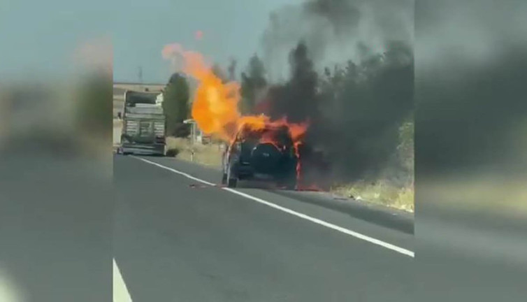 Seyir halindeki cip alev topuna döndü: İtfaiye teyakkuza geçti!