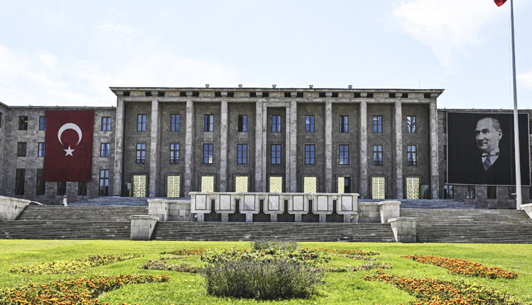 Vekilin oğlundan polislere fırça! Meclis’te neler olmuş neler…