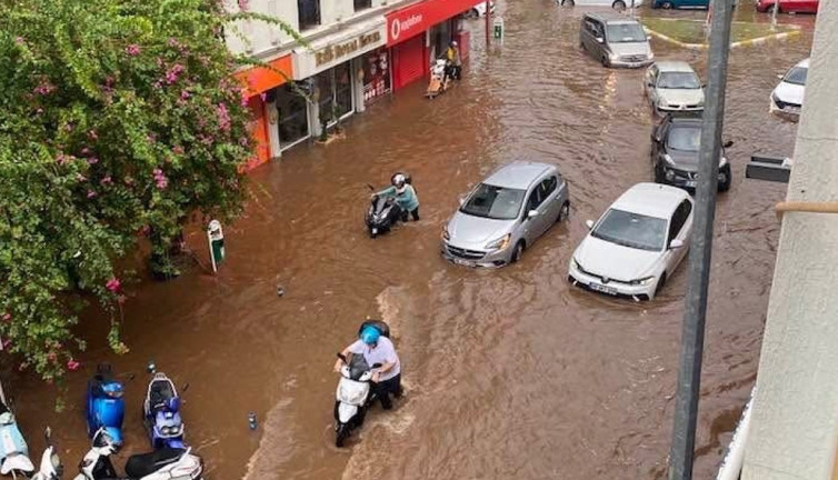 Ölüdeniz çamura bulandı! Koca ilçenin rengi değişti