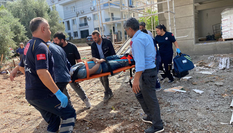 Asansör boşluğunda korkunç kaza! İşçi hastaneye kaldırıldı