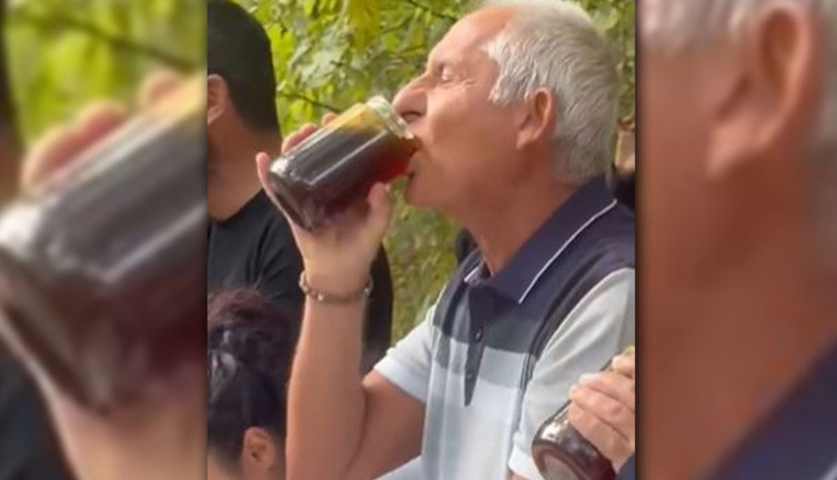 Bal kavanozlarını kafaya dikerek bitirmeye çalıştılar