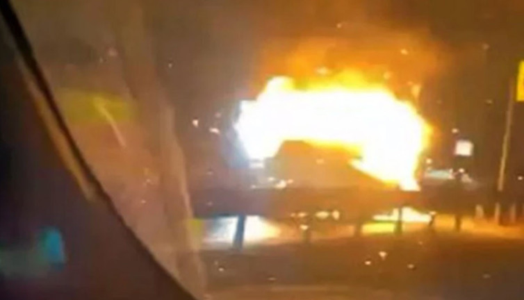 İstanbul'da korku dolu anlar! Seyir halindeki araç aniden alev topuna döndü