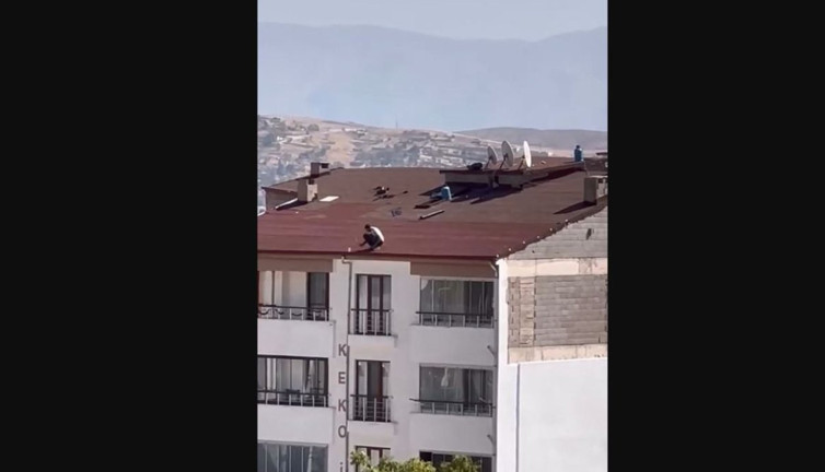 Yürek hoplatan çatı onarımı: Elazığ'da ölümle dans!
