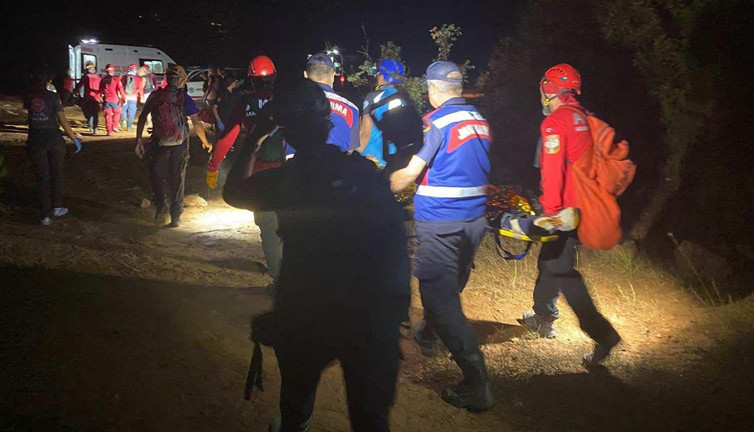 Rus uyruklu iki kardeş kayalıklara sıkıştı! Zorlu arazide zamana karşı yarış