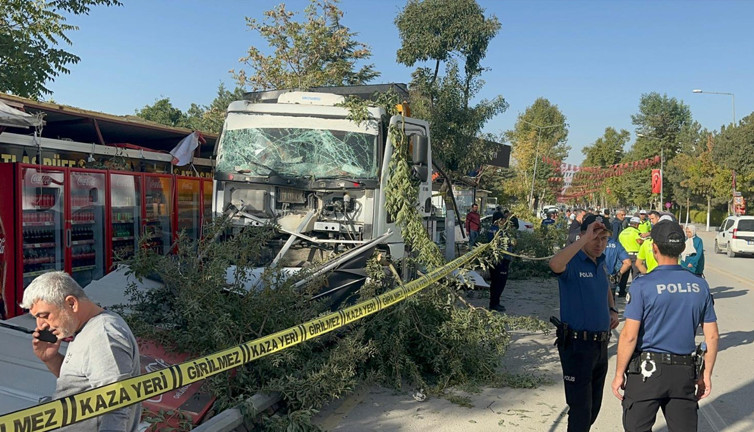 Malatya’da kamyon 7 ayrı iş yerini yıkıp geçti