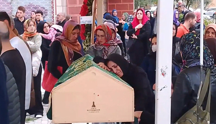 Tabuta sarılan kadın gözyaşlarına hakim olamadı! Dilovası’nda patlama hayatını kaybetmişti