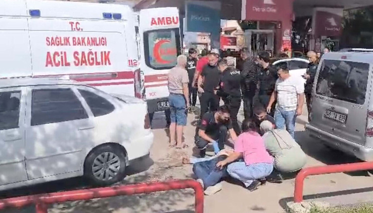 Manisa’da kıskançlık krizi: Akaryakıt istasyonunda eski eşini ve yanındaki adamı bıçakladı