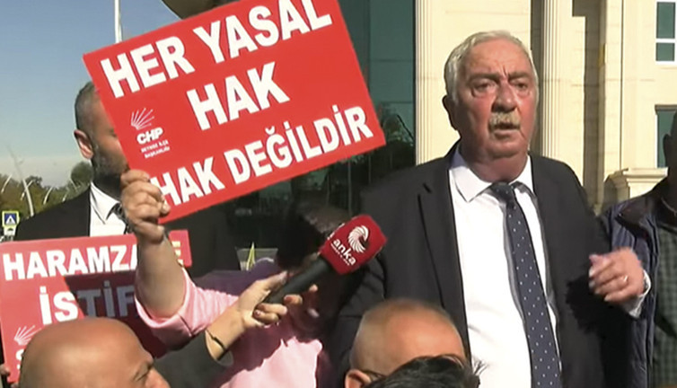 AKP’ye geçen 2’inci Özlem, ilk toplantısında protesto edildi