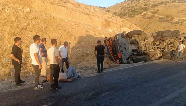 Siirt-Şirvan Yolu'nda korkutan kaza: Virajı alamayan TIR devrildi!