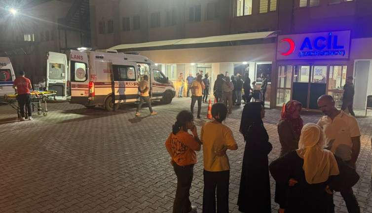 Kurtalan'da fıstık işçilerini taşıyan minibüs kaza yaptı: 7 yaralıdan 2'sinin durumu kritik!