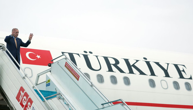 Erdoğan Azerbaycan'a gitti: Türk Devletleri Zirvesi'ne katılacak!