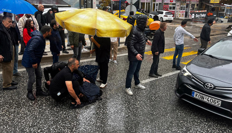 Edirne'de kaza! Yaralıya esnaftan şemsiyeli kalkan