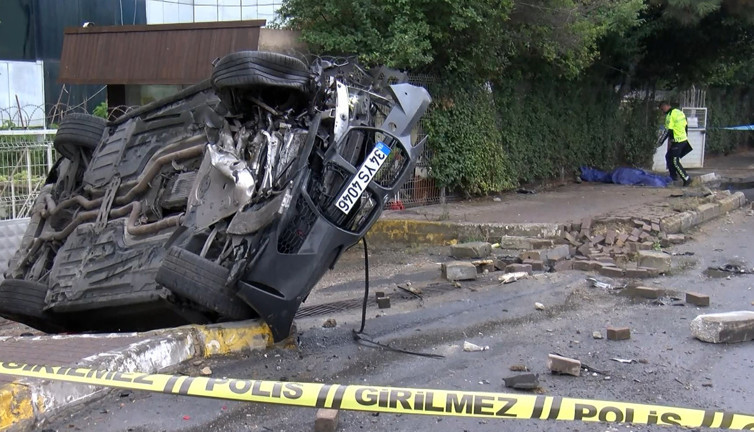İstanbul’da korkunç kaza! Otomobil kaldırımdaki kişiye çarptı: Ölü ve yarılar var