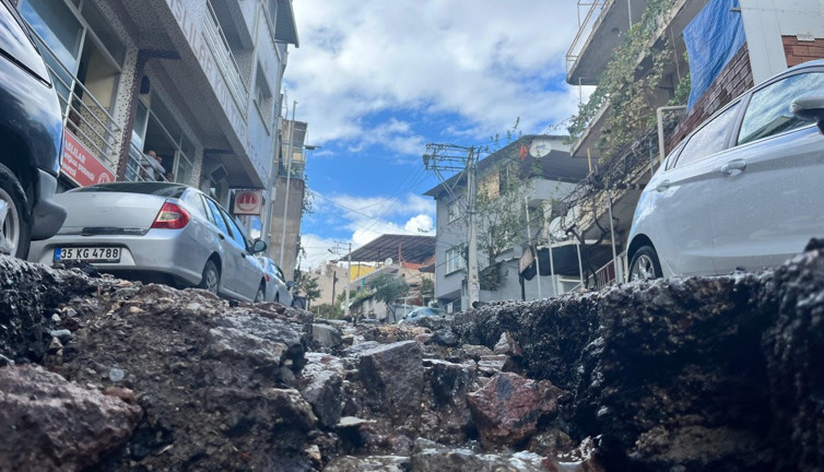 Bayraklı'da yağmur değil, çile yağdı: Kazılan yollar dereye döndü!