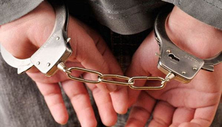 Kelepçesini çözüp jandarmaya saldırdı