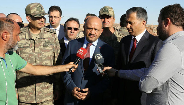 Savunma Bakanı Fikri Işık ve Org. Zeki Çolak sınırda