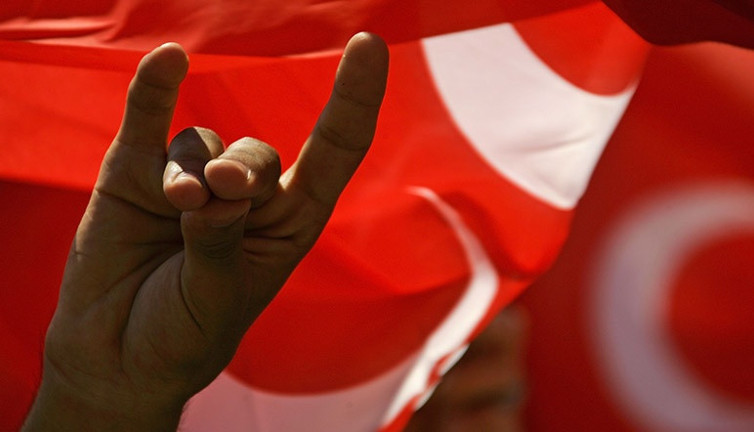 MHP, üye olmayan ülkücüyü disipline verdi!