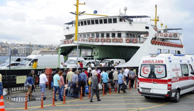 Arabalı vapur iskeleye çarptı