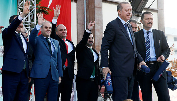 MHP İl Başkanı Erdoğan ile sahneye çıktı, Belediye Başkanı plaket verdi