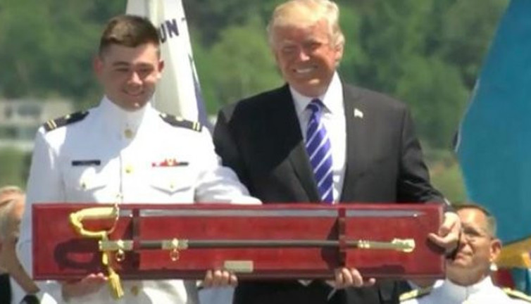 Trump mikrofonu açık unuttu