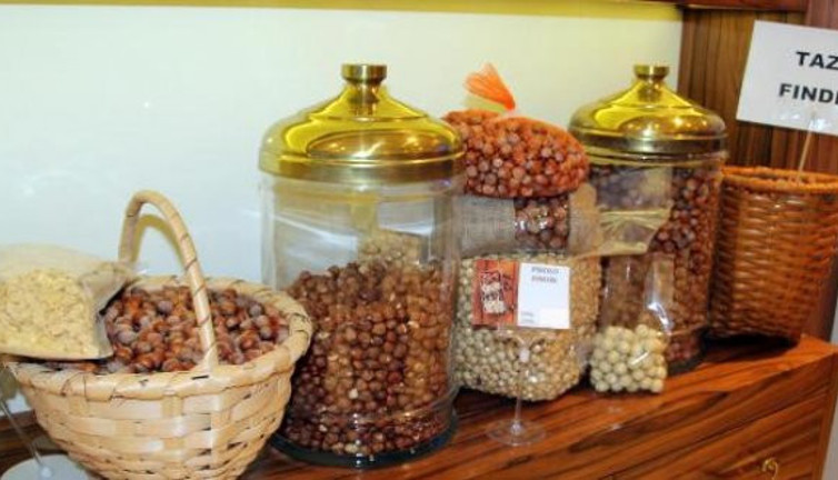 Çiftçinin 9 liraya sattığı Fındık işlenip 60 liraya satılıyor
