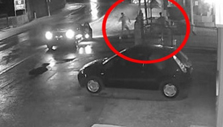 2 futbolcu camiye bira şişesi fırlattı