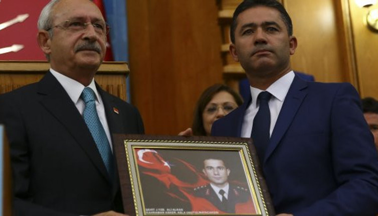 Şehit Alkan’ın fotoğrafını da Meclis’e almamışlar