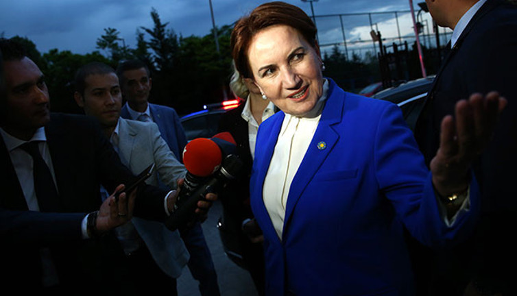 Meral Akşener, Ahmet Takan'ın kızının nikah şahidi oldu