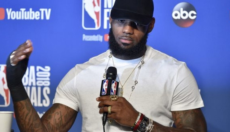 Lebron kırık elle oynadı