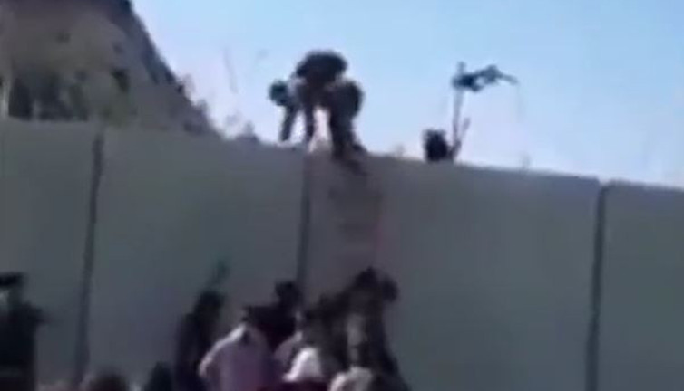 İdlib'den kaçan Suriyeliler akın akın sınırı geçiyor