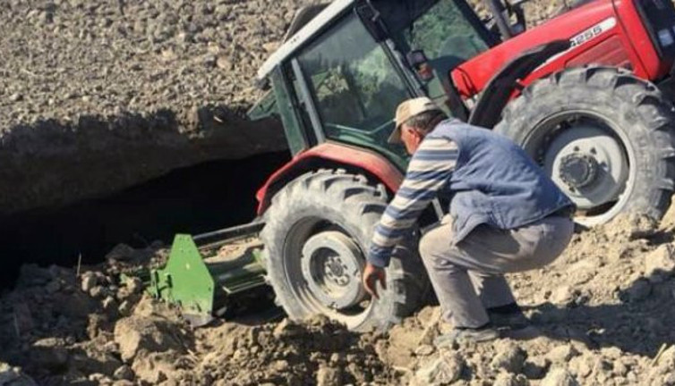 Tarla süren traktör, obruğa düştü
