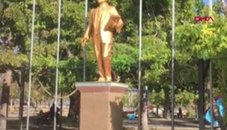 Antalya'da Atatürk heykeline sprey boralı saldırı!
