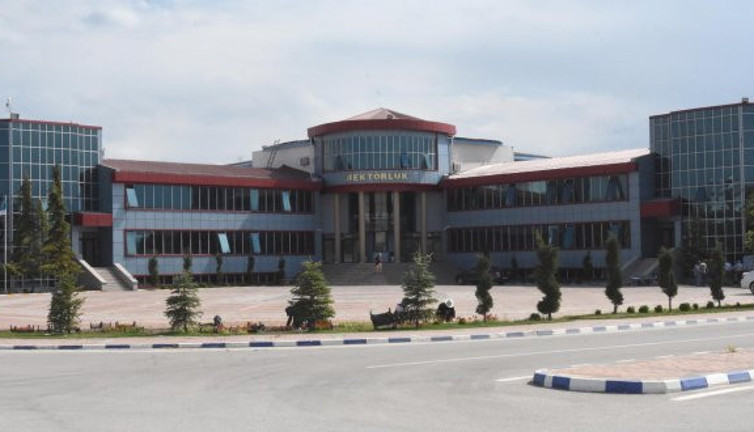 Yüzüncü Yıl Üniversitesi'nde yüzlerce öğrenci hastanelik oldu!