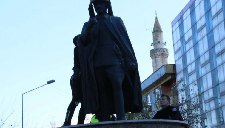 ‘Af talebi’ için Atatürk büstüne çıktı